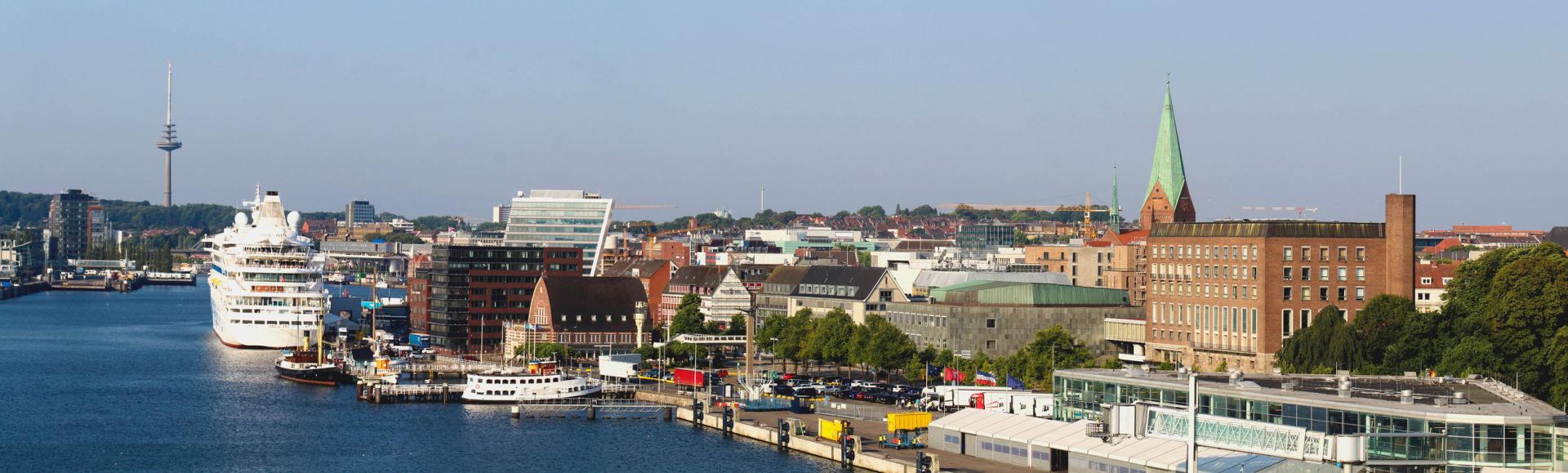 Ein Bild mit Blick auf den Kieler Hafen